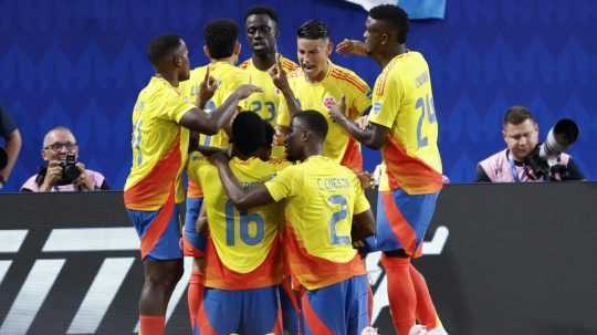 Kolumbijskí hráči oslavujú úvodný gól Jeffersona Lermu v zápase semifinále Uruguaj - Kolumbia.