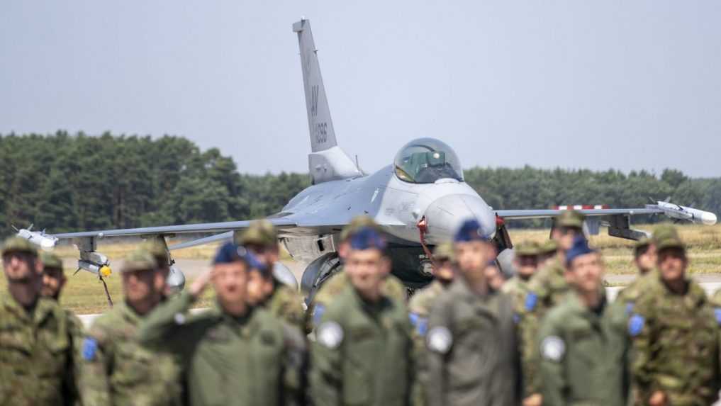 Dodanie mobilných hangárov pre F-16 v Kuchyni mešká, niekoľko stíhačiek možno dočasne zostane v zahraničí