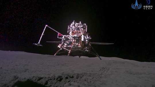 Na snímke čínska sonda na mesiaci.