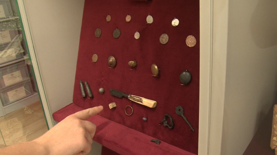 V hradbách Ľubovnianskeho hradu objavili zaujímavé artefakty.