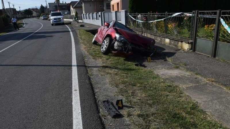 Vodička prešla do protismeru a narazila do betónového múrika. O život prišla spolujazdkyňa