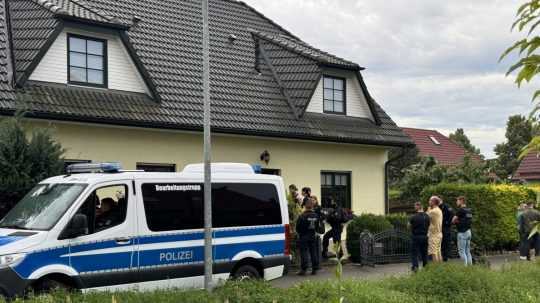 Na snímke nemecká polícia pred rodinným domom.