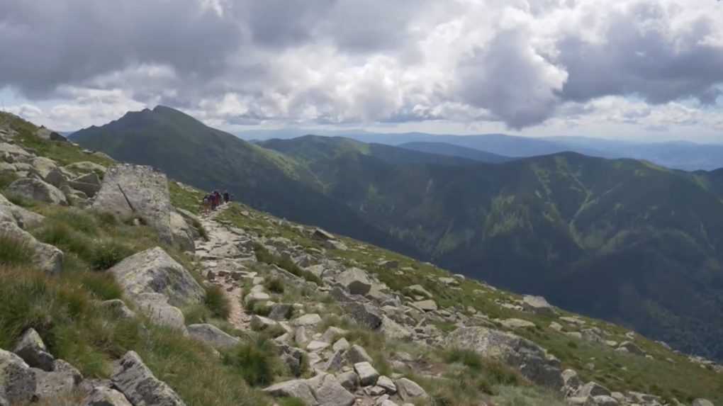 S teplejším počasím rastie aj nápor turistov v Tatrách. Stráž vyzýva na rešpektovanie prírody