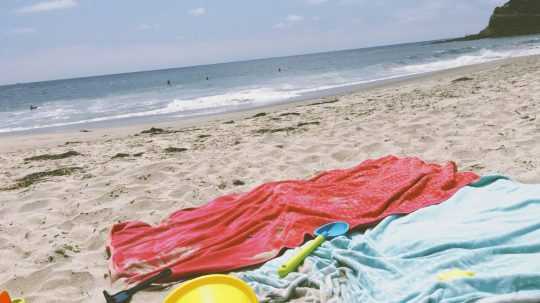 Na ilustračnej snímke uteráky na pláži.