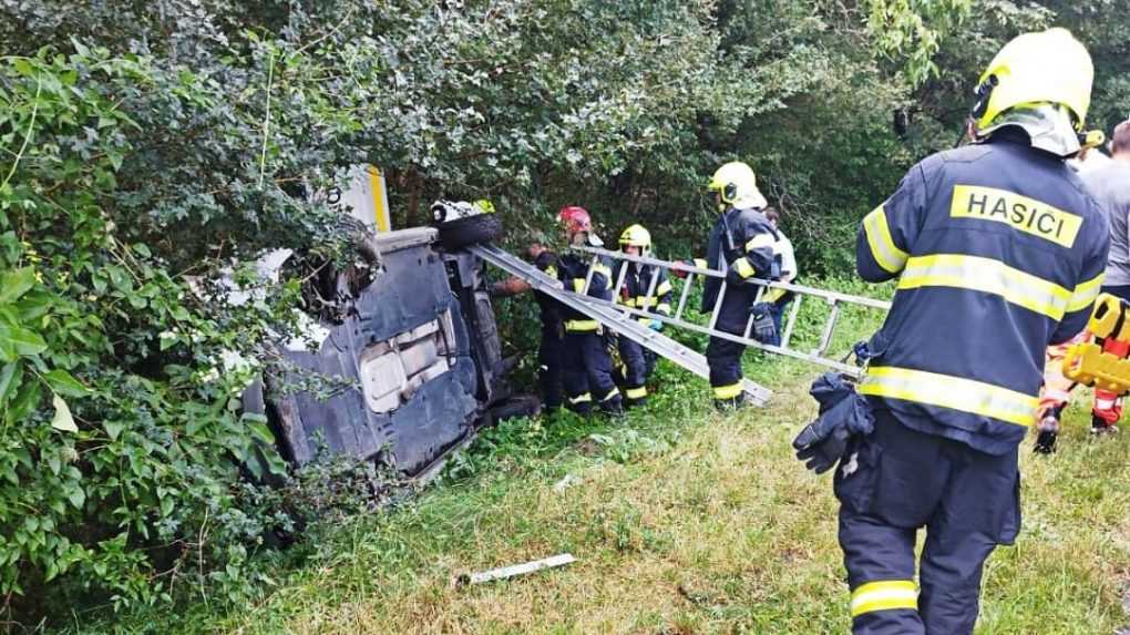 V Bratislave havarovalo policajné auto: Prvé informácie hovoria o nevoľnosti vodiča, zranených previezli do nemocnice