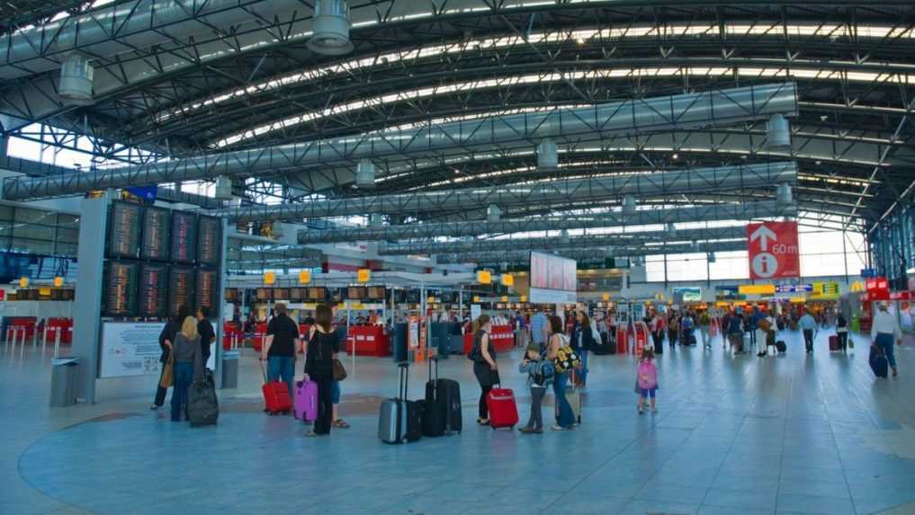 Kolaps na letisku v Prahe: Lietadlá odlietajú bez batožiny, výdaj kufrov trvá hodiny