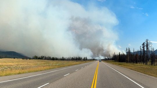 Dym stúpajúci z národného parku Jasper v Kanade.