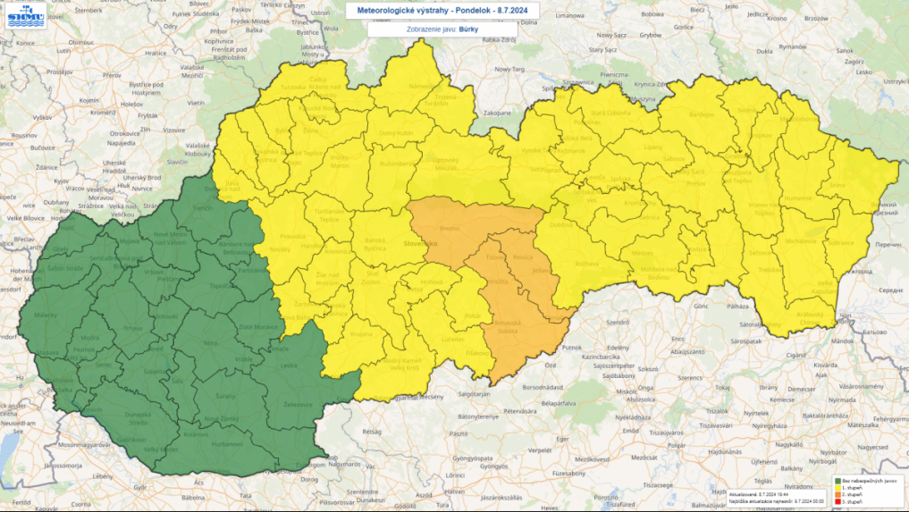 Mapa Slovenska s platnými meteorologickými výstrahami pred búrkami.