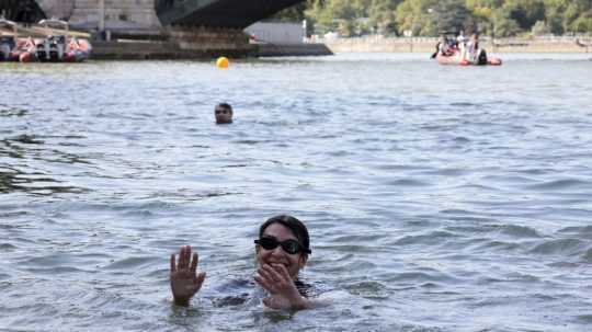 Na snímke starostka Paríža pláva v rieke Seina.