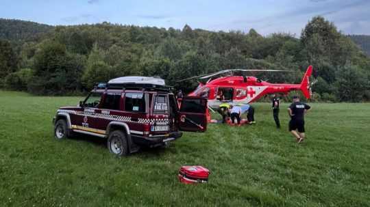 Na snímke záchranársky vrtuľník na mieste nehody.