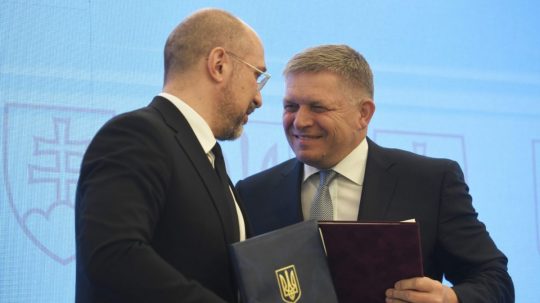 Na archívnej snímke zľava predseda vlády Ukrajiny Denys Šmyhaľ a predseda vlády SR Robert Fico (Smer-SD).