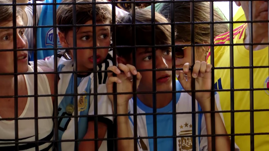 Deti pred vstupom na finále Copa America.