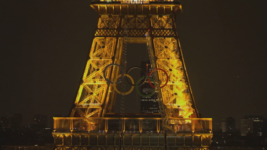 Olympijské kruhy zdobia Eiffelovu vežu v Paríži.