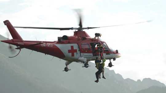 Vrtuľník preváža jedného z turistov z postihnutej oblasti.