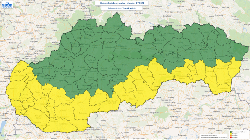 Mapa Slovenska s platnými meteorologickými výstrahami pred vysokými teplotami.