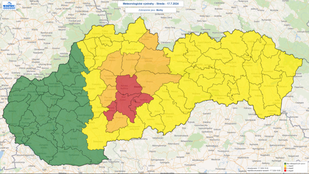 Mapa Slovenska s meteorologickými výstrahami pred búrkami.