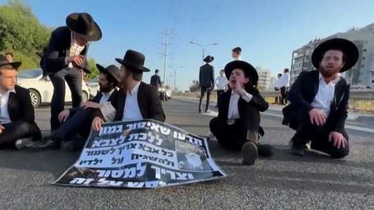 Na snímke protestujúci židia.