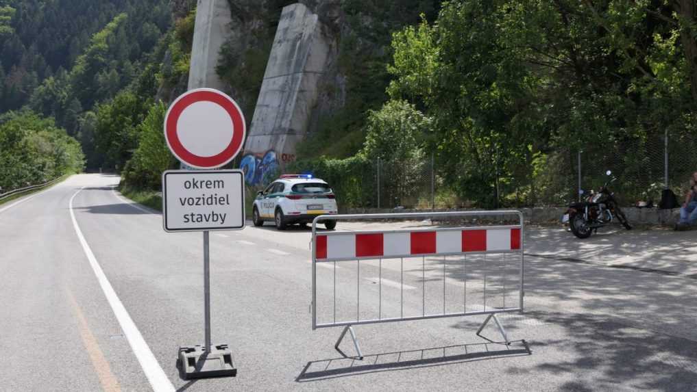 Práce na ceste pod Strečnom prerušili. Úsek bude cez víkend plne prejadzný