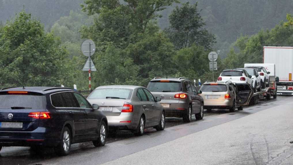 Dopravné obmedzenia pod Strečnom sa dočasne zmiernia: V úseku sa tvorili hodinové kolóny