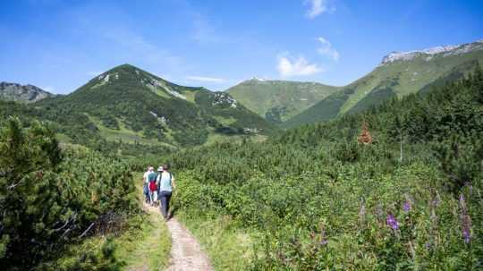 Turisti idú z chaty Plesnivec na Veľké Biele pleso.