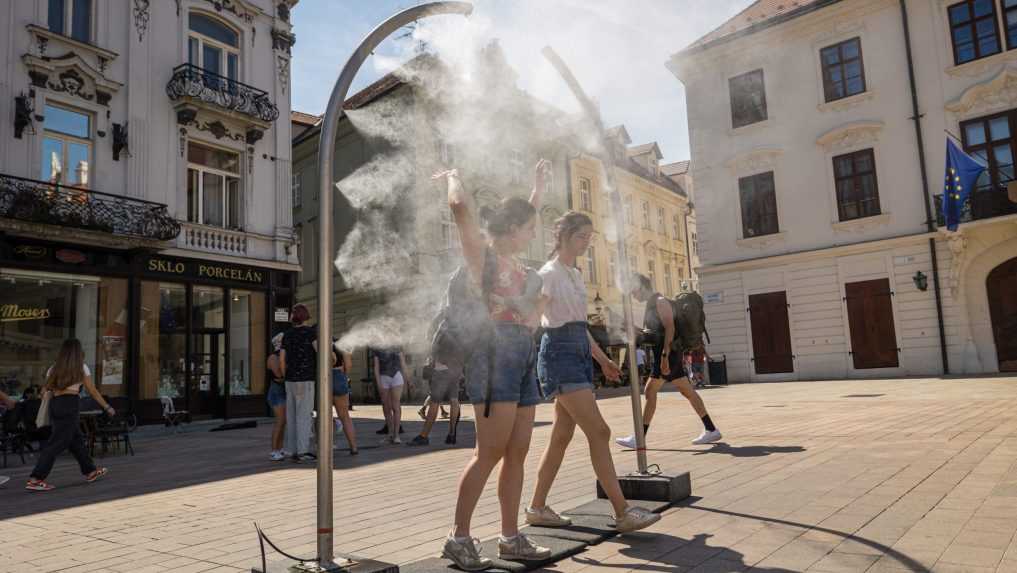 Vlna horúčav vrcholí, bude mimoriadne teplo. Pre tieto okresy vydal SHMÚ najvyšší stupeň výstrahy