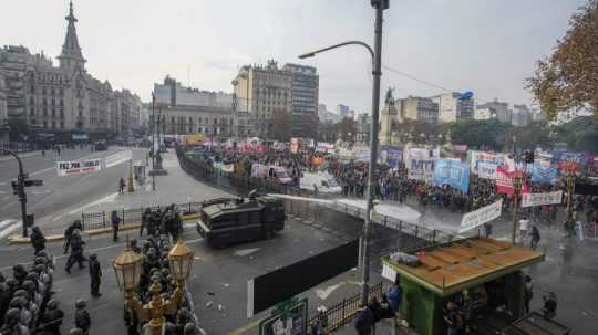 Na snímke protestujúci Argentínčania.