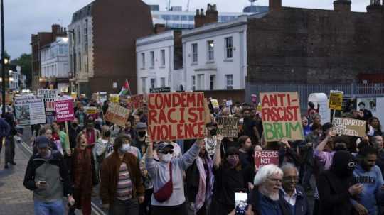 Protestujúci ľudia v Birminghame.