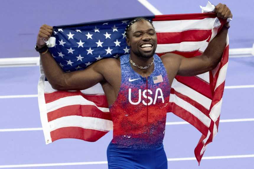 Američan Noah Lyles oslavuje zisk zlatej medaily v behu na 100 m.