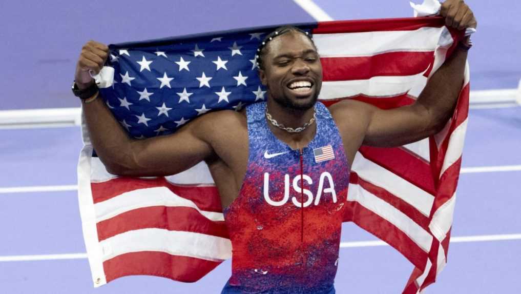 Američan Noah Lyles oslavuje zisk zlatej medaily v behu na 100 m.