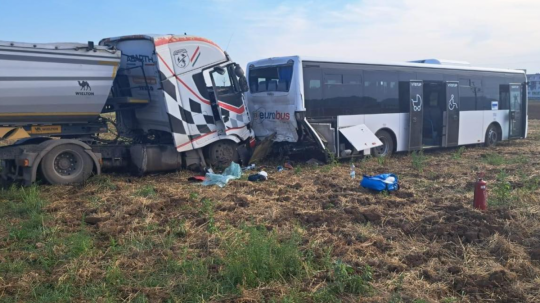 Dopravná nehoda autobusu a kamióna pred obcou Turňa nad Bodvou.