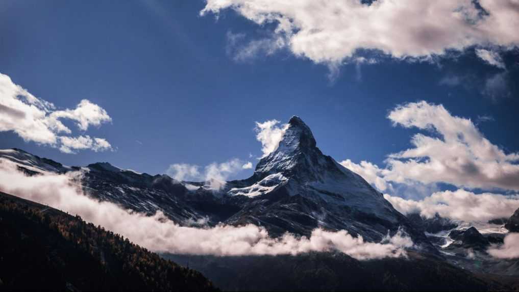 Trom horolezcom sa stal výstup na Matterhorn osudným. Padali stovky metrov do hĺbky