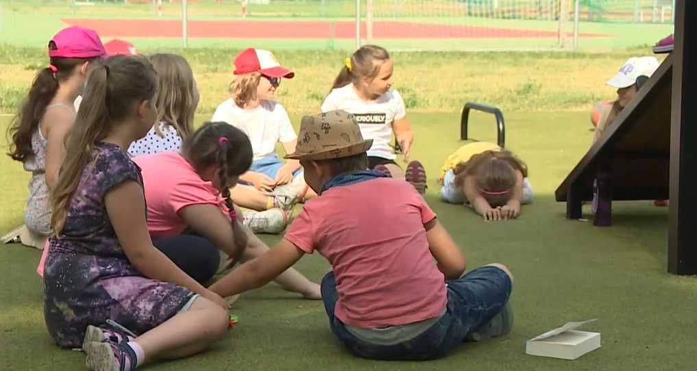 Zápästia, kolená i hlava: Cez letné prázdniny sa zrania tisíce detí. Pozor na chyby pri prvej pomoci