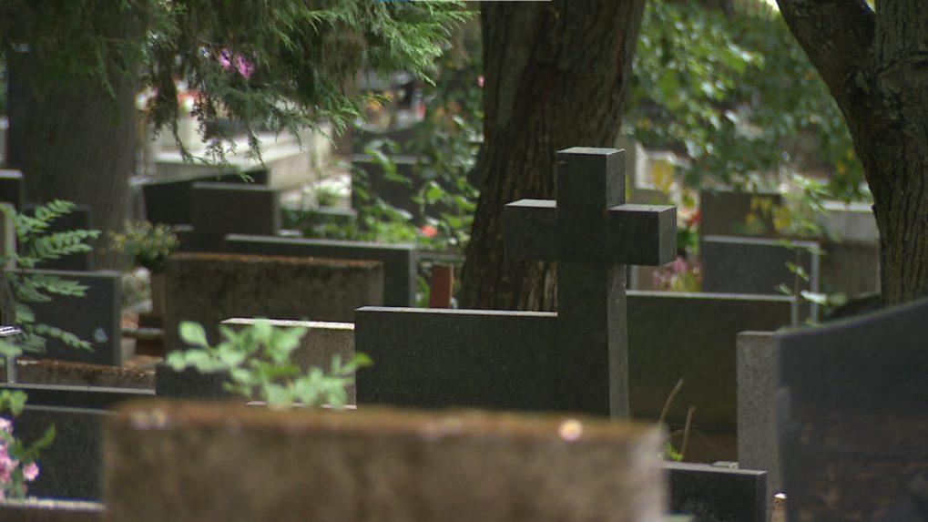 Hrobové miesta v Bratislave zdraželi, pohrebníctvo však ľuďom ponúka aj lacnejšiu alternatívu