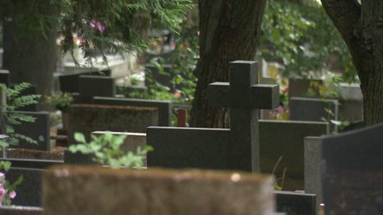 Na snímke sú hroby na cintoríne.