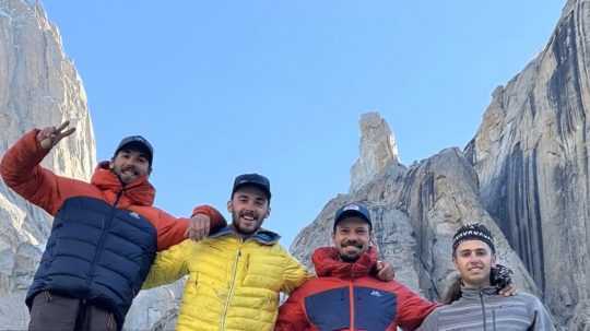 Tomaš Buček, Michal Mikušínec, Martin Krasňanský a český horolezec František Bulička strávili v stene Trango Tower 13 dní.