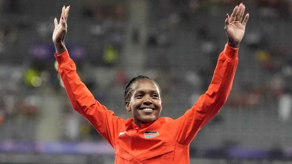 Keňanka Kipyegonová získala tretie zlato za sebou. Záverečný atletický večer priniesol dva olympijské rekordy