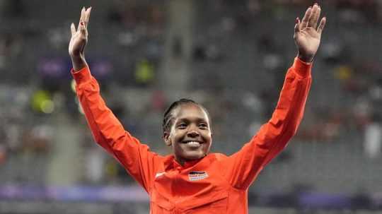 Kenská atlétka Faith Kipyegonová so zlatou medailou z OH.