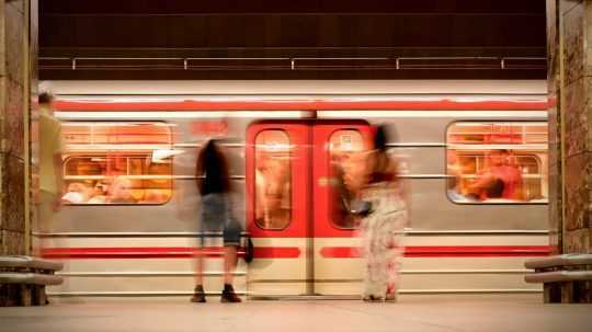 Metro prechádza zastávkou Můstek v Prahe.