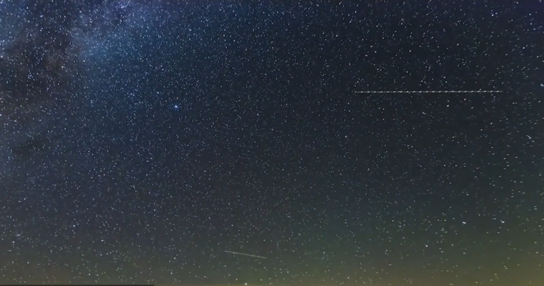 Vrcholí meteorický roj Perzeíd. Na ich pozorovanie postačí miesto bez svetelného znečistenia