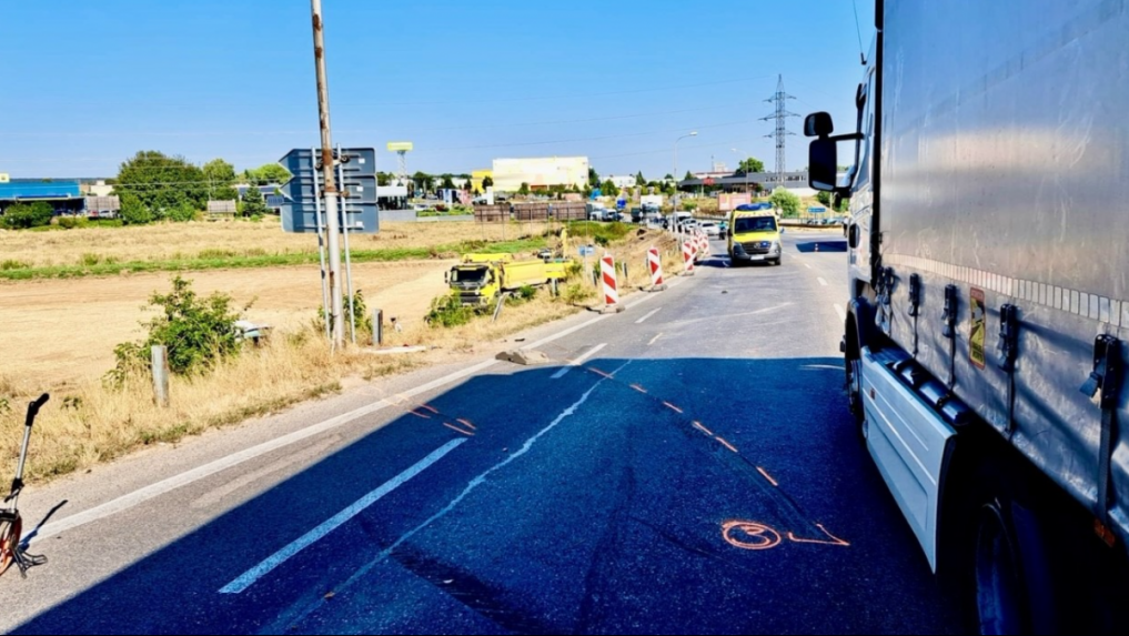 DoÃ…Â¡lo k zrÃƒÂ¡Ã…Â¾ke nÃƒÂ¡kladnÃƒÂ©ho vozidla Scania a osobnÃƒÂ©ho auta Ã…Â koda Scala.