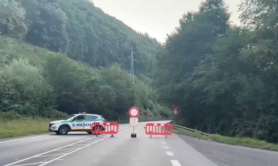 Vodiči zažili prvú úplnú uzáveru cesty pod Strečnom. Čaká ich takých ešte šesť