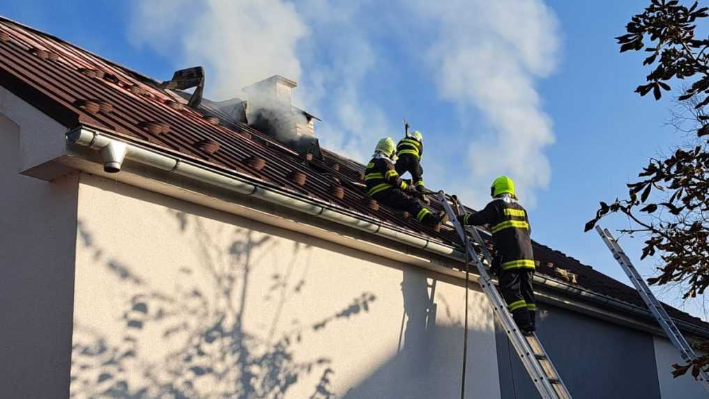 Vo Veľkom Slavkove horeli tri rodinné domy, rodina s deťmi prišla o strechu nad hlavou