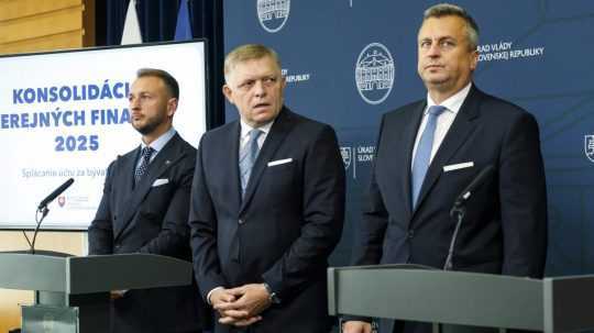 Zľava minister vnútra Matúš Šutaj Eštok, premiér Robert Fico a podpredseda NR SR Andrej Danko.