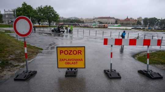 Uzatvorené parkovisko na Tyršovom nábreží kvôli zvýšenej hladine rieky Dunaj v Bratislave.