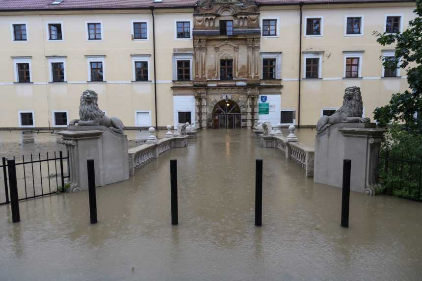 Kaštieľ v Stupave pripomína ostrov, o klientov domova sociálnych služieb sa starajú hasiči na člne