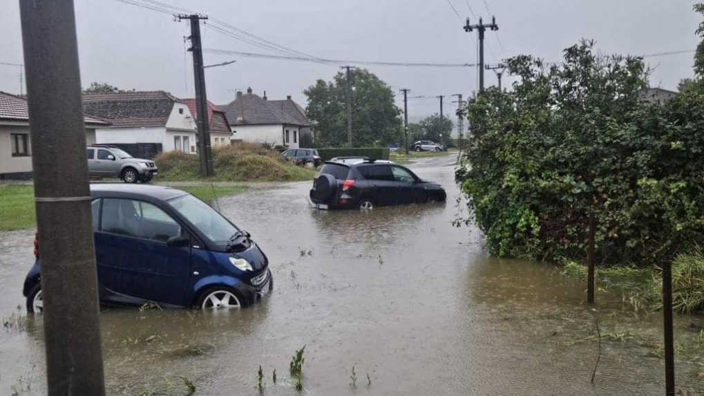 Obec Jablonica povodne sužovali už od poobedia. Hasiči zasahovali na viacerých miestach