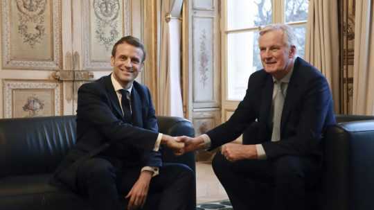 Francúzsky prezident Emmanuel Macron (vľavo) si podáva ruku s vtedajším hlavným vyjednávačom Európskej únie pre brexit a súčasným francúzskym premiérom Michelom Barnierom.