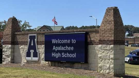 Vchod do školy Apalachee High School vo Windere v štáte Georgia.