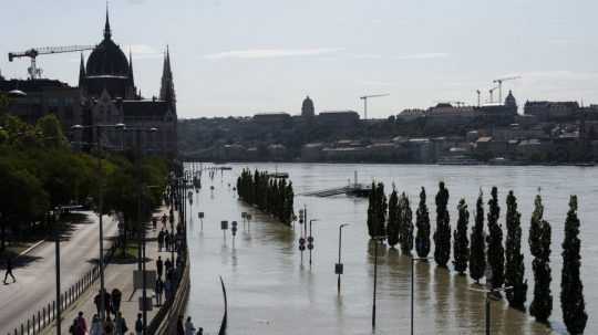 Na snímke zaplavené nábrežie Dunaja v centre Budapešti.