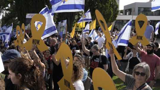 Protestujúci žiadajú prepustenie izraelských rukojemníkov.